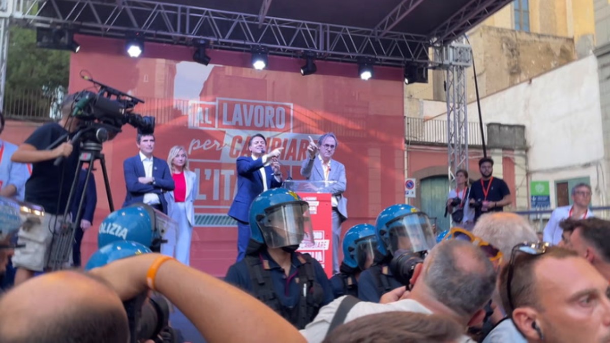 interrotto il comizio del centrosinistra dagli attivisti di potere al popolo la mediazione di conte non facciamo decreti per impedirvi di parlare da Ilfattoquotidiano.it interrotto il comizio del centrosinistra dagli attivisti di potere al popolo la mediazione di conte non facciamo decreti per impedirvi di parlare