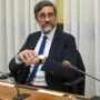 Copertina di Corsini (Rai): “Ranucci è parte lesa ma dovrà chiarire. Col metodo Report sarebbe già al gabbio”. Poi la smentita: “Non era un’intervista, travisato il mio pensiero”