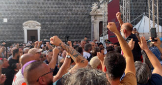 Tensioni all’evento del campo largo a Napoli: disoccupati “7 novembre” tentano di occupare il palco. La protesta al grido di “lavoro, lavoro”
