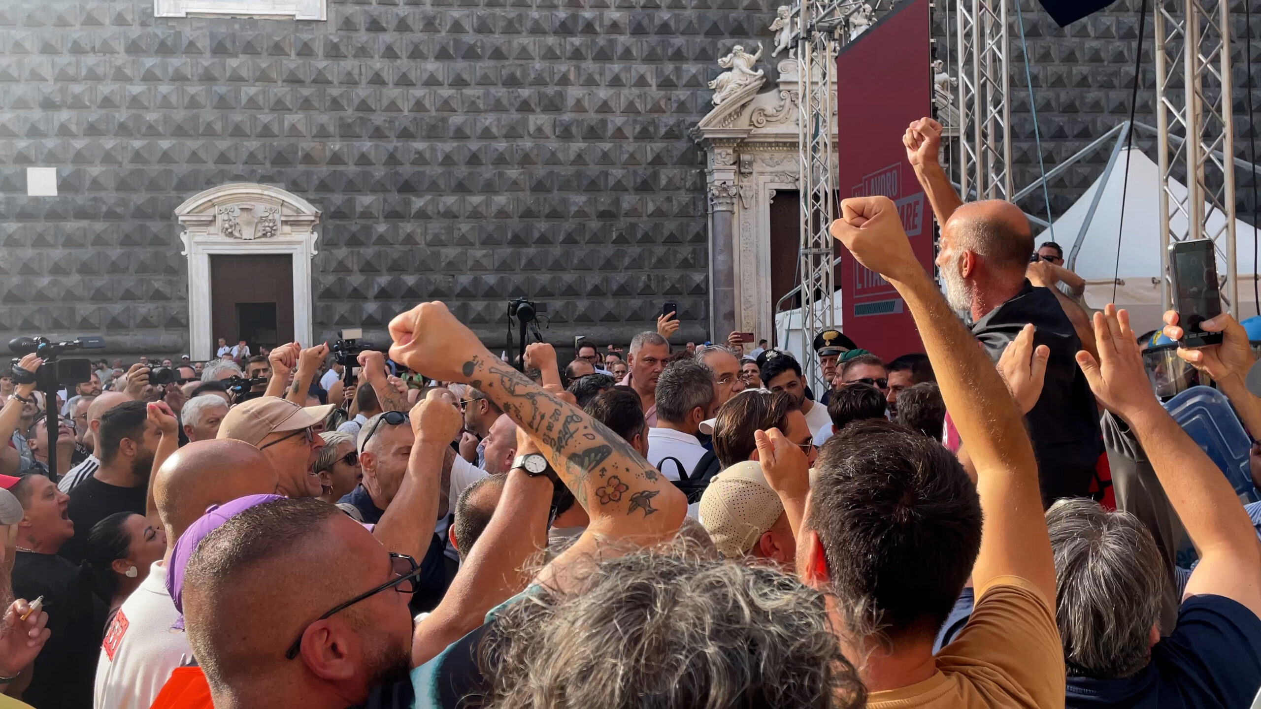 tensioni all8217evento del campo largo a napoli disoccupati 7 novembre tentano di occupare il palco la protesta al grido di lavoro lavoro da Ilfattoquotidiano.it tensioni all8217evento del campo largo a napoli disoccupati 7 novembre tentano di occupare il palco la protesta al grido di lavoro lavoro