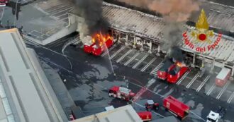 Copertina di Maxi incendio nel deposito Bartolini di Milano: le immagini dall’alto. Il Comune invita a chiudere le finestre