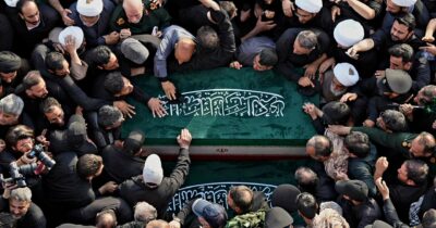 Copertina di Khamenei a Mašhaad accanto all’imam Reza: “Non voleva negoziare”
