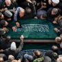 Copertina di Khamenei a Mašhaad accanto all’imam Reza: “Non voleva negoziare”