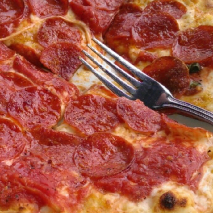 Pizza pepperoni oppure con soppressata piccante e peperoncino calabrese per gli invitati al matrimonio di Taylor Swift e Travis Kelce. Poi, una lotteria: in palio Chanel, Dior e orologi Cartier