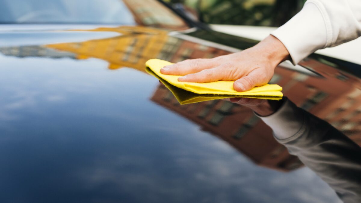 Auto con resina sugli sportelli, auto parcheggiata sotto albero, dettaglio resina sulla carrozzeria