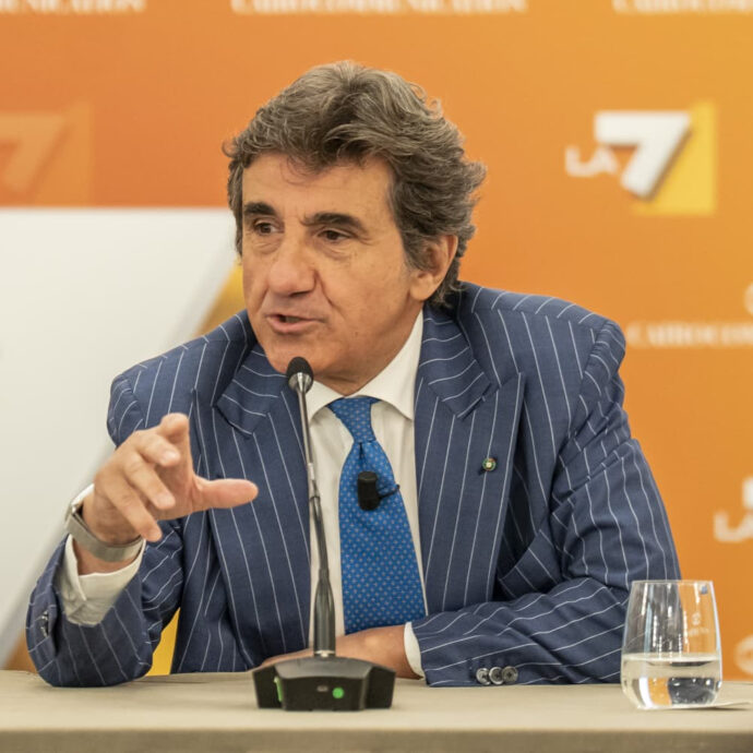 Palinsesti La7, Urbano Cairo: “Noi anti Meloni? Non facciamo sconti al Governo. Per Sciarelli porte sempre aperte”. Per la prima volta la serie tv Sky su Mussolini. Arriva la piattaforma digitale La7 Play