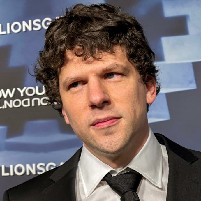 “Si può donare un rene, io l’ho fatto. Le persone che donano un rene tendono a vivere più a lungo rispetto a chi non lo fa”: parla Jesse Eisenberg