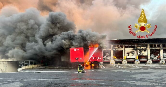 Incendio in un deposito Bartolini a Milano, circoscritte le fiamme ma pericolo esplosione per due container con bici elettriche. Aperta inchiesta
