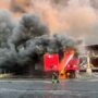 Copertina di Incendio in un deposito Bartolini a Milano, circoscritte le fiamme ma pericolo esplosione per due container con bici elettriche. Aperta inchiesta