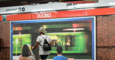 Copertina di “Cosa guardi? Sono musulmano”: uomo sfregia una 23enne sulla banchina della metro Duomo a Milano. Arrestato
