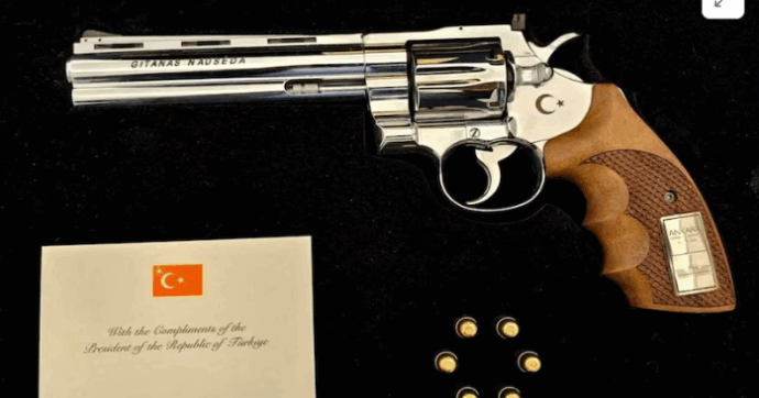 Pistola in regalo da Erdoğan, Bonelli: “Il governo spieghi cosa ne ha fatto”. Palazzo Chigi: “Rispettate tutte le procedure”