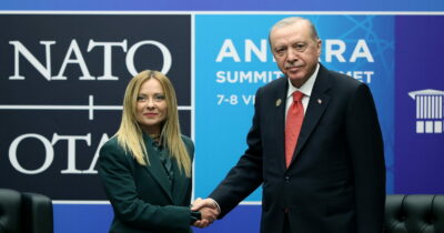 Copertina di Meloni e gli altri leader si prendono il regalino di Erdogan: una pistola dedicata con i nomi e il kit dei proiettili