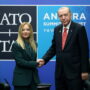 Copertina di Meloni e gli altri leader si prendono il regalino di Erdogan: una pistola dedicata con i nomi e il kit dei proiettili