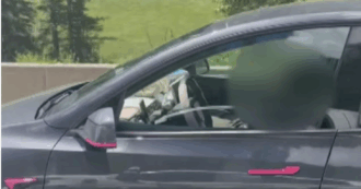 Copertina di Tesla lanciata a 100 all’ora in autostrada mentre la donna al volante dorme con accanto due bambini: il video choc riaccende il caso Autopilot