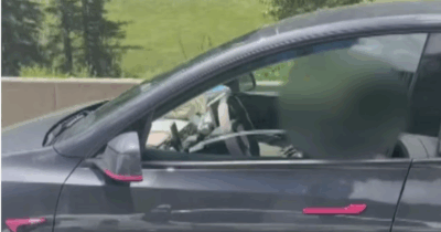 Copertina di Tesla lanciata a 100 all’ora in autostrada mentre la donna al volante dorme con accanto due bambini: il video choc riaccende il caso Autopilot