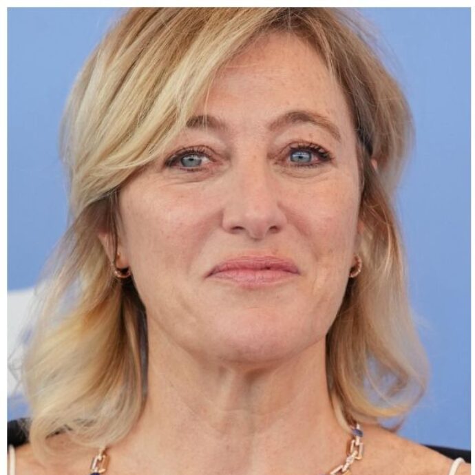 “Posso stare antipatica, ma su giornali e tv non si parla delle proprie antipatie. Anch’io mi sto antipatica delle volte”: Valeria Bruni Tedeschi replica a Micaela Ramazzotti