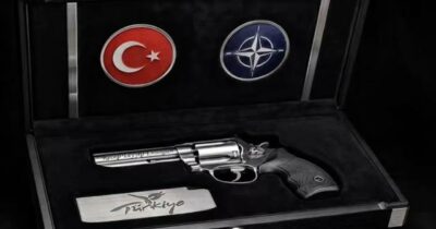 Copertina di Meloni e gli altri leader si prendono il regalino di Erdogan: una pistola dedicata con i nomi e il kit dei proiettili