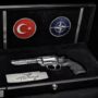 Copertina di Meloni e gli altri leader si prendono il regalino di Erdogan: una pistola dedicata con i nomi e il kit dei proiettili