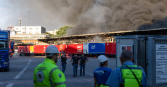 Copertina di Un pacco caricato su un camion l’innesco del maxi incendio nella sede Bartolini di Milano