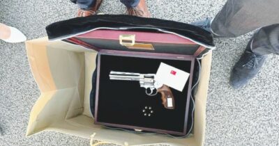 Copertina di Vertice Nato, il regalo di Erdogan ai leader: una pistola con proiettili. E Meloni la accetta