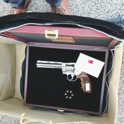 Copertina di Vertice Nato, il regalo di Erdogan ai leader: una pistola con proiettili. E Meloni la accetta