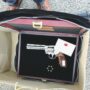 Copertina di Vertice Nato, il regalo di Erdogan ai leader: una pistola con proiettili. E Meloni la accetta