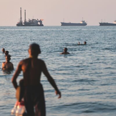 Copertina di Big Oil festeggia con la guerra: utili triplicati da aprile a giugno