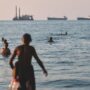 Copertina di Big Oil festeggia con la guerra: utili triplicati da aprile a giugno
