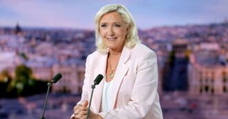 Copertina di La Francia ribolle e Marine Le Pen sbaraglia gli avversari nei sondaggi per le Presidenziali. Ma scoppia il caso “Bardella antisemita”