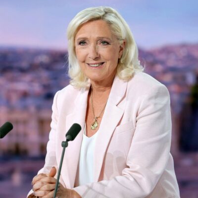 Copertina di La Francia ribolle e Marine Le Pen sbaraglia gli avversari nei sondaggi per le Presidenziali. Ma scoppia il caso “Bardella antisemita”