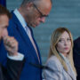 Copertina di “Chat dei politici da conservare”: la mediatrice Ue chiede trasparenza. In Italia i messaggini di Meloni & Co. sono corrispondenza privata