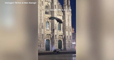 Copertina di Si lancia dal Duomo all’alba con un paracadute dai colori della Palestina: base jumper fermato dalla polizia