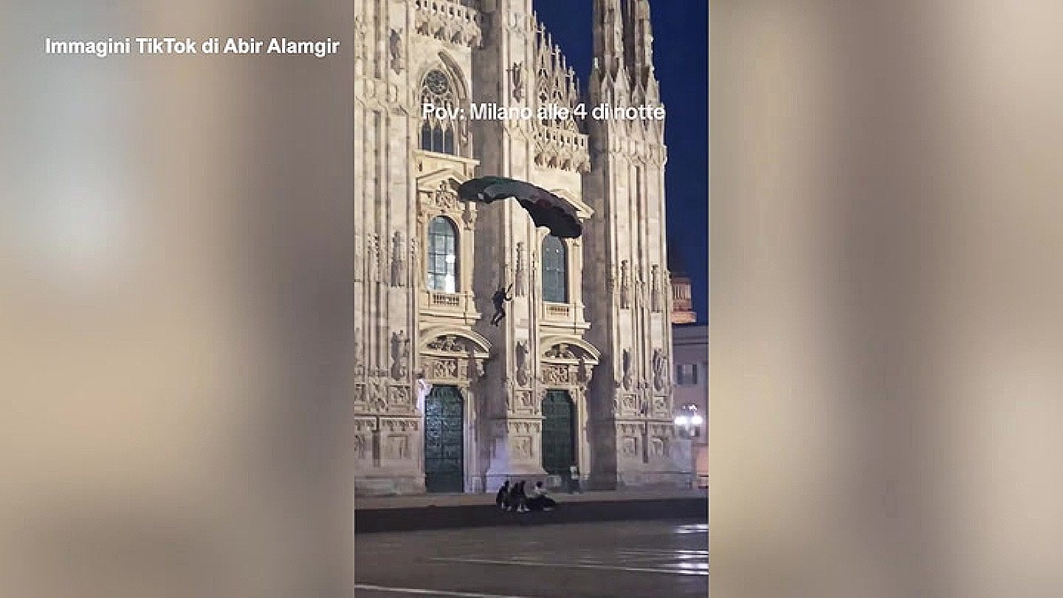 si lancia dal duomo all8217alba con un paracadute dai colori della palestina base jumper fermato dalla polizia da Ilfattoquotidiano.it si lancia dal duomo all8217alba con un paracadute dai colori della palestina base jumper fermato dalla polizia