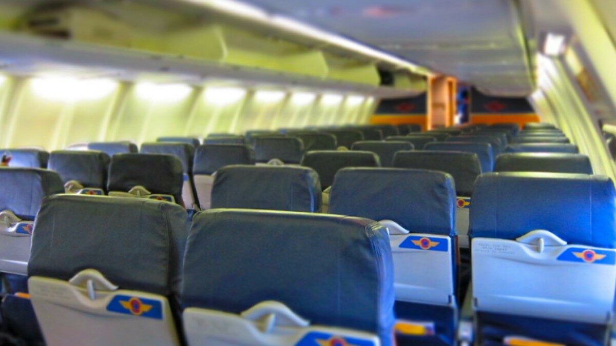 “Non scenderete dall’aereo più velocemente alzandovi 0,001 secondi dopo che si spegne il segnale delle cinture di sicurezza”: compagnia aerea prende in giro i passeggeri (che non la prendono bene)