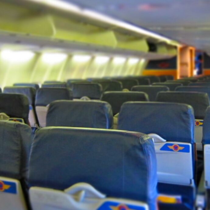 “Non scenderete dall’aereo più velocemente alzandovi 0,001 secondi dopo che si spegne il segnale delle cinture di sicurezza”: compagnia aerea prende in giro i passeggeri (che non la prendono bene)