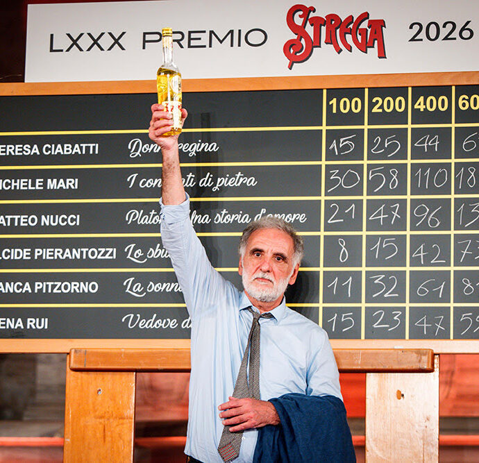 Premio Strega 2026, vince Michele Mari nonostante le polemiche per le frasi su Murgia: “Non so sorridere, mi verrebbe fuori un ghigno. Sono emozionato e contento, ringrazio i lettori”