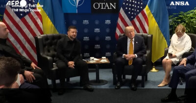 Copertina di Doppio lapsus di Trump al vertice Nato, l’Iran diventa la “Repubblica islamica del Giappone”. Poi scambia Zelensky con Putin