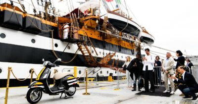 Copertina di Vespa incontra l’Amerigo Vespucci a New York. Nasce un esemplare unico