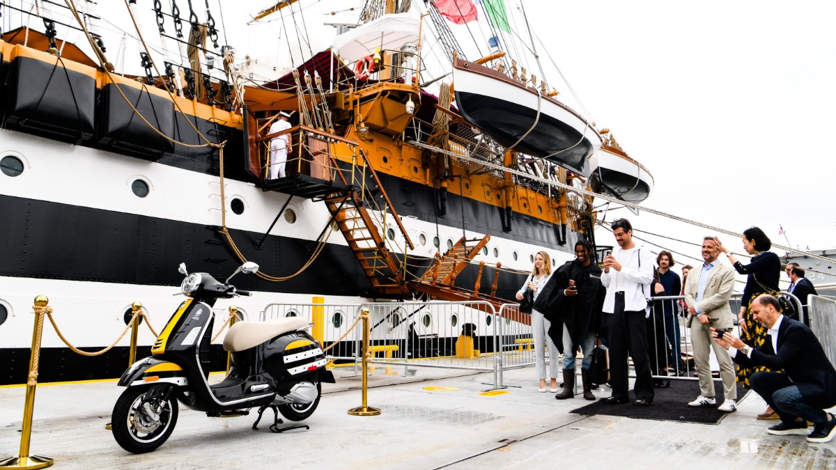vespa incontra l8217amerigo vespucci a new york nasce un esemplare unico da Ilfattoquotidiano.it vespa incontra l8217amerigo vespucci a new york nasce un esemplare unico