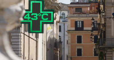 Copertina di Braccialetti termici a Barcellona per chi lavora all’aperto, bollino rosso per “pericolo eccezionale” in molte regioni della Spagna