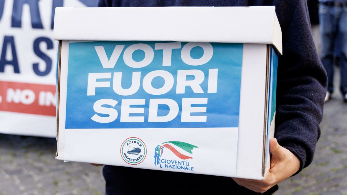 voto fuori sede la maggioranza ci ripensa e presenta un emendamento alla legge elettorale ecco cosa prevede da Ilfattoquotidiano.it voto fuori sede la maggioranza ci ripensa e presenta un emendamento alla legge elettorale ecco cosa prevede