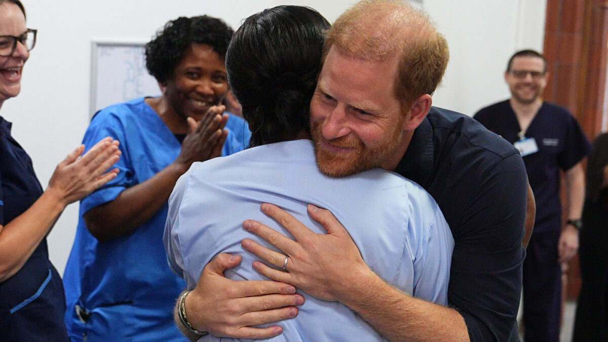 “Camilla e William stanno facendo di tutto per rubare la scena a Harry, sono ovunque in questi giorni come mai prima ma lui è andato in un ospedale pediatrico e tutti gli volevano bene”: i retroscena da Londra