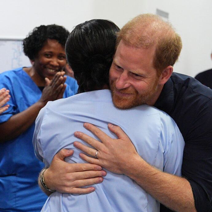 “Camilla e William stanno facendo di tutto per rubare la scena a Harry, sono ovunque in questi giorni come mai prima ma lui è andato in un ospedale pediatrico e tutti gli volevano bene”: i retroscena da Londra