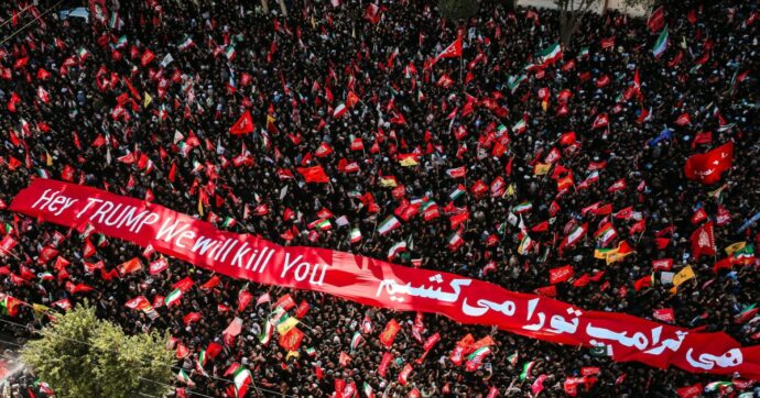 “Israele avverte gli Usa: l’Iran ha nuovo piano per uccidere Trump”. E Tel Aviv attende l’ok per unirsi ai raid. Traffico a Hormuz prosegue nonostante l’escalation