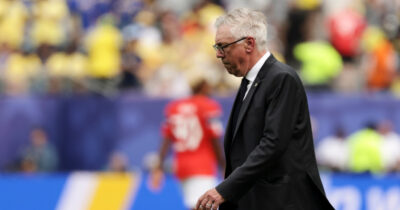 Copertina di “Gli straccerei subito il contratto”: Romario attacca Ancelotti dopo la sconfitta del Brasile ai Mondiali