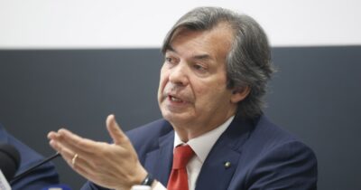 Copertina di “95mila bambini in famiglie povere, ragionare su aumento spese per armi mi fa sentire in imbarazzo”: le parole del ceo di Intesa Sanpaolo