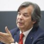Copertina di “95mila bambini in famiglie povere, ragionare su aumento spese per armi mi fa sentire in imbarazzo”: le parole del ceo di Intesa Sanpaolo