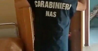 Copertina di Circoncisione clandestina sul tavolo della cucina: neonato ferito, denunciato un cardiologo a Brescia