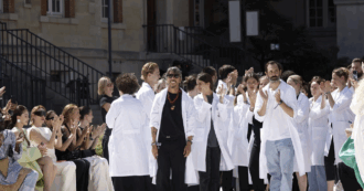 Copertina di Pierpaolo Piccioli scende in passerella con tutti i sarti di Balenciaga: “Ho riportato il camice in atelier e me lo sono messo anche io. Abbiamo lavorato imparando a conoscerci, perché la couture è fatta dalle persone che la vivono”