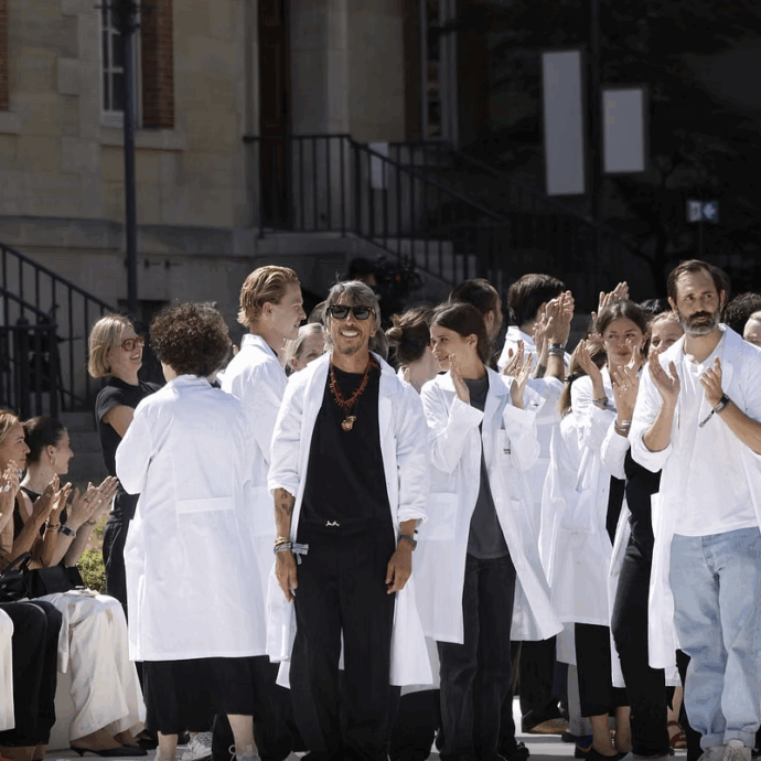 Pierpaolo Piccioli scende in passerella con tutti i sarti di Balenciaga: “Ho riportato il camice in atelier e me lo sono messo anche io. Abbiamo lavorato imparando a conoscerci, perché la couture è fatta dalle persone che la vivono”